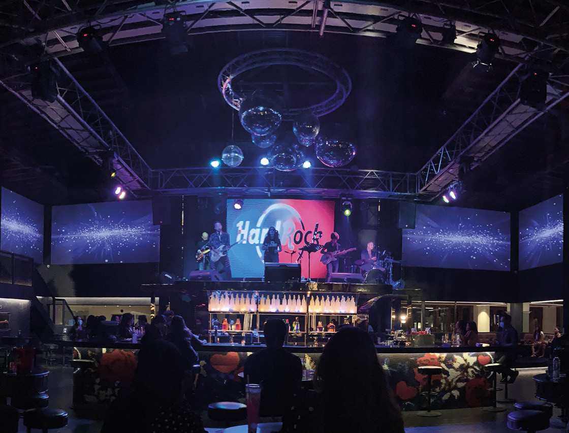Penampilan Live Band di Centerstage (Tiap Malam)